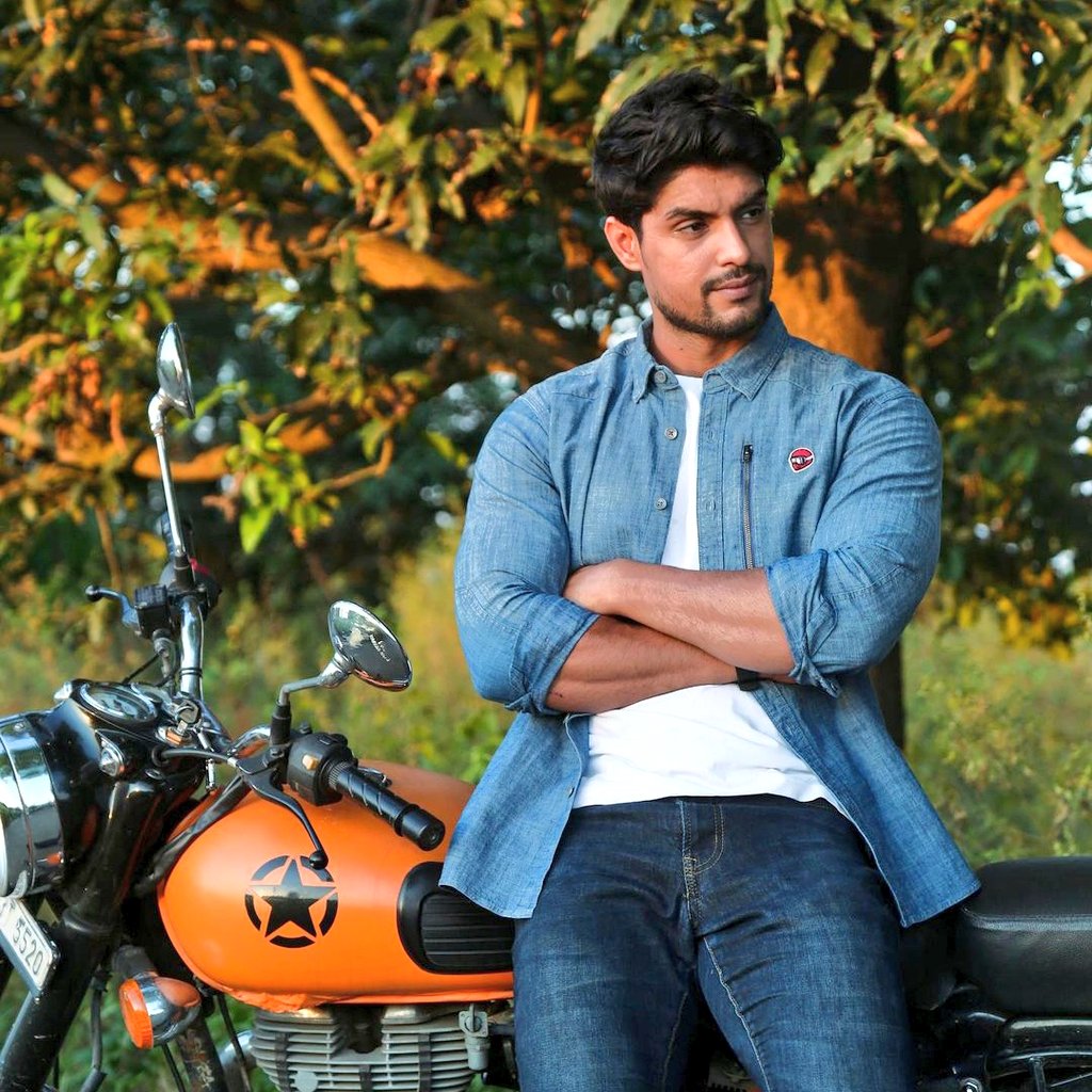 itsmeshwetaa_22's tweet photo. Ladeya na kar ve❤😍
It's comingggg tomorrow oye hoye 🤘🏻
YaaY ! I'm so so exciteddd 😍🤘🏻
Dammnnn hot u looking man 🔥🙈
Ankiteee gonnaa rock for sure❤❤
#ankitgupta #ladeyanakr #musicvm #handsomegupta #forevaa https://t.co/H1B7O14lCA
