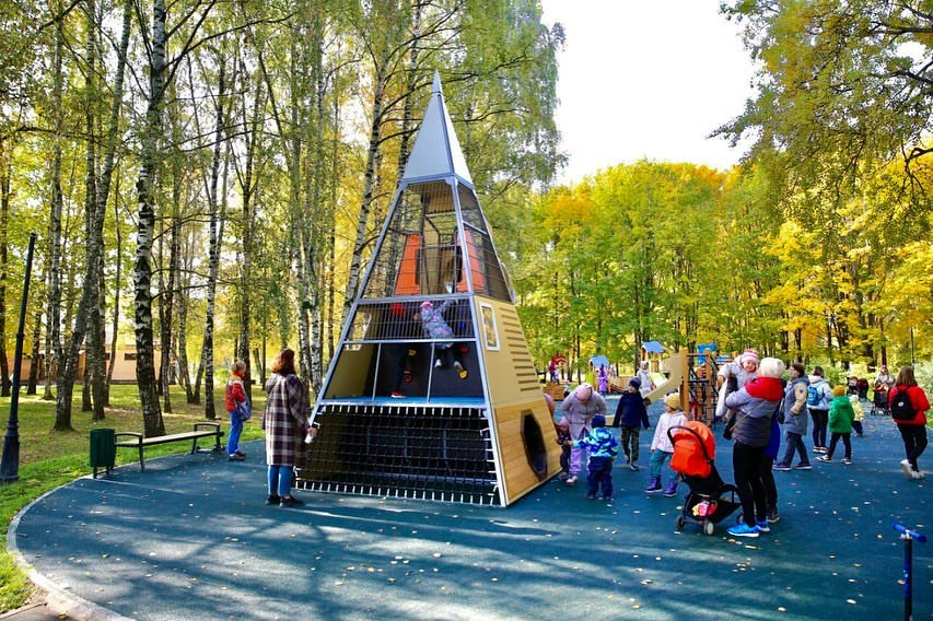 minblagmo's tweet photo. В Долгопрудном завершили благоустройство Центрального парка. Здесь появилась детская площадка площадью более 600 кв.м., хоккейная площадка, танцевальная площадка со сценой и дополнительное уличное освещение.

Парк преобразился благодаря нацпроекту #Жильеигородскаясреда https://t.co/Z733YVaDv7