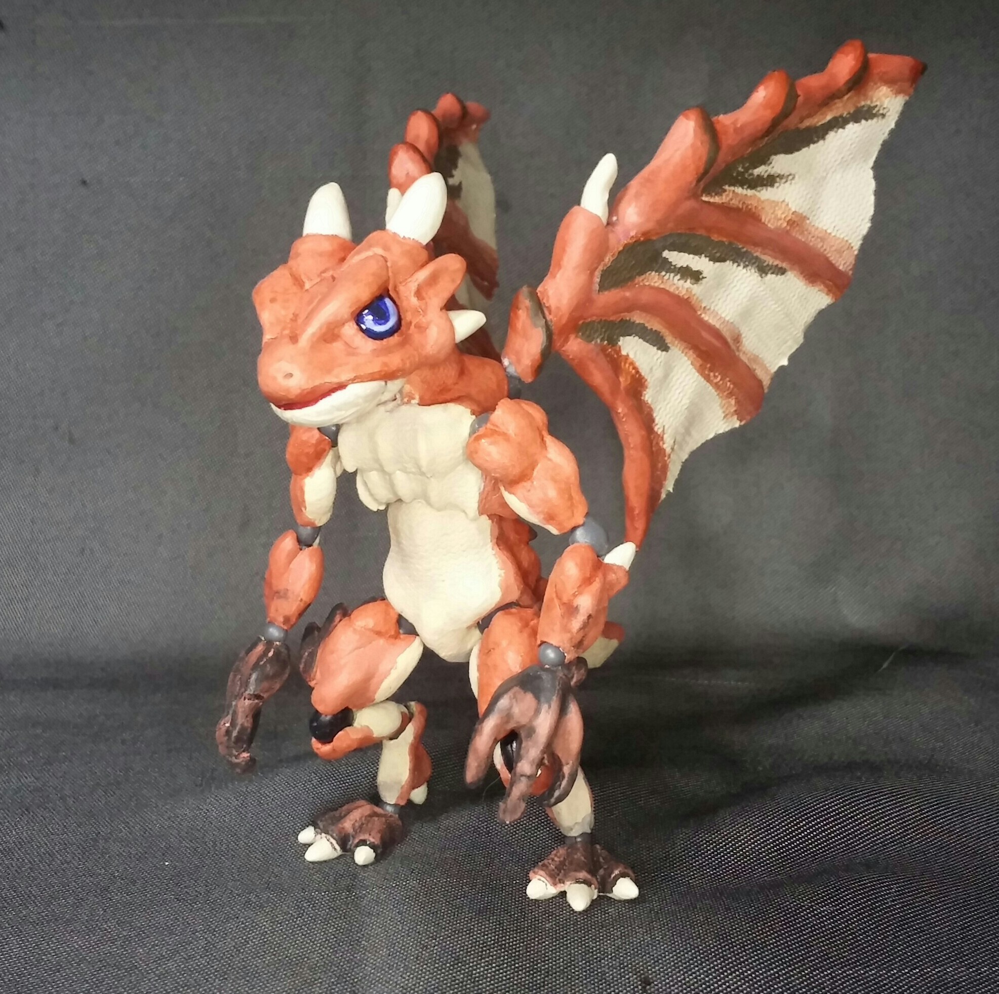 ローカルエクスプレス ベビー ドラゴン完成しました 可動する ドラゴン欲しいなぁ と思いつつ いきなり大きいのは技術的にも無理があるので まずは小さいのから と作った１体 全体的なデザインと 色味で凄く悩みました 石粉粘土