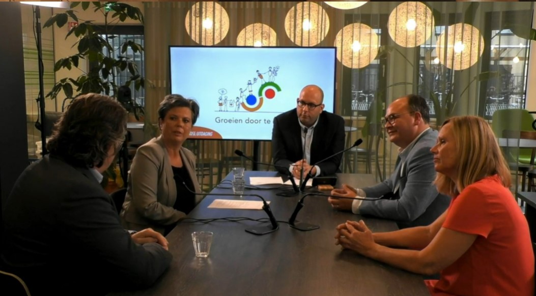 We zijn al bijna aan het einde van ons Groeien door te delen event. Nu live bezig: #SROI met o.a. <a href="/BAMbouwtechniek/">BAM Bouw en Techniek</a>, super interessant! Straks nog een inspiratiesessie en dan is het tijd om mooie verbindingen te leggen op het netwerkplein!
#onlineevent #groeiendoortedelen