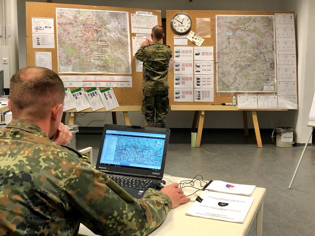 Deutsches_Heer's tweet photo. #TrainAsYouFight in #Wildflecken: Für die #Panzergrenadierbrigade41 #Heer geht es in die heiße Phase der Gefechtsstandübung #Haffexpress. Die letzten Vorbereitungen sind abgeschlossen. Morgen früh heißt es dann im #Gefechtssimulationszentrum: Übungsbeginn! #DranDraufDrüber https://t.co/5sNW3mxg20