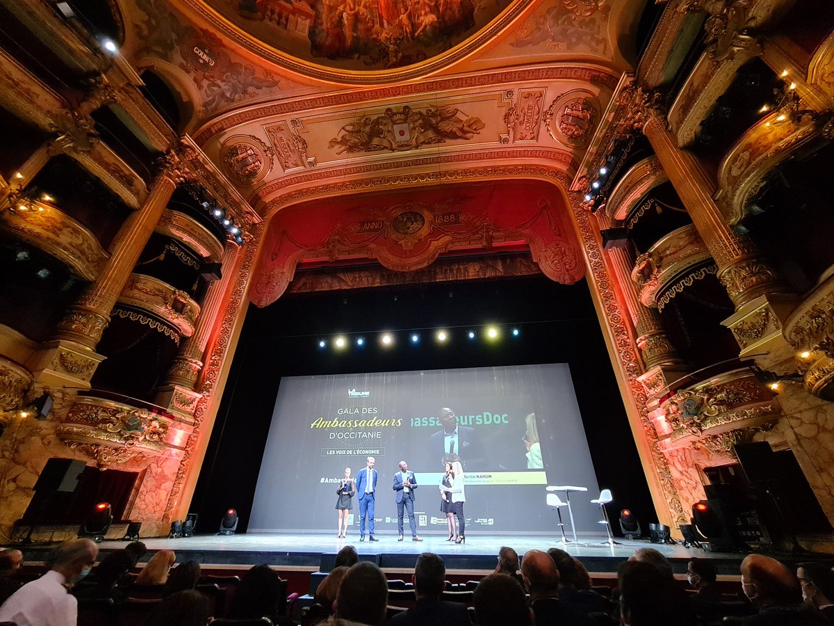 CaissepargneLR's tweet photo. Le secteur de la santé au cœur de nos préoccupations ! Partenaire du Gala des #Ambassadeursdoc, la @CaissepargneLR, par l'intermédiaire de @NaBulckaert,  a eu remis le Prix #SANTÉ à @BertinNAHUM, cofondateur de @QuantumSurgical 👏👏 https://t.co/NhOpVgzebV