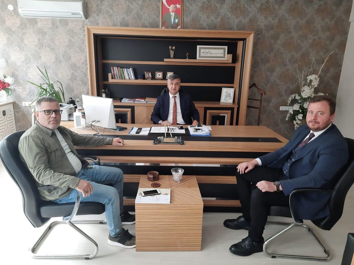 <a href="/bafragiad/">bafra giad</a> Başkanı <a href="/Burakbafra/">Burak Özturan</a> ve yönetim kurulu üyesi <a href="/Osman41515512/">Osman Engiz</a> Müdürlüğümüzü ziyaret ettiler. Ziyarette öğrencilerimize yönelik yapılacak yardımlar ve eğitim-öğretim faaliyetlerimize yapabilecekleri destekleri istişare ettik. Kendilerine teşekkür ediyoruz. <a href="/bafra_mem/">Bafra İlçe Millî Eğitim Müdürlüğü</a>