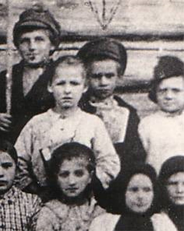 HistoryFoto's tweet photo. Павлик Морозов на единственной известной фотографии (в центре, в фуражке). В 1932 г. донёс на своего отца (возможно по наущению разведённой матери), за что отца арестовали. Убит роднёй. Позже канонизирован, превращён в пионера и героя. СССР. 1930 г. https://t.co/WHnlGtihi5