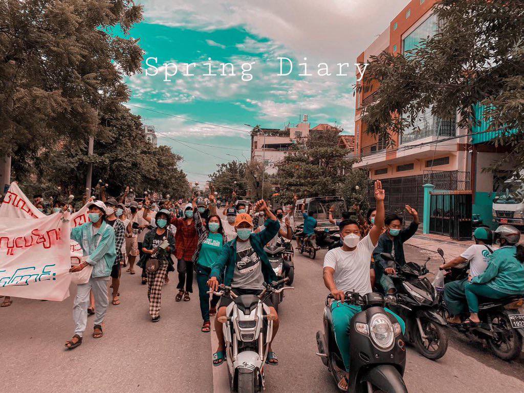 ee_twt1's tweet photo. Youths Strike marched through Mandalay's streets &amp; held a night protest to overthrow the genocidal dictators, despite the presence of overwhelming junta forces. 
#UnfetteredAccessForAids 
#Oct5Coup 
#WhatsHappeningInMyanmar https://t.co/Pq5nNE81i6