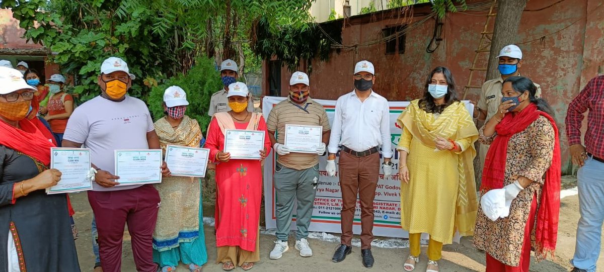 Pledge on cleanliness and sanitation staff honoured, followed  by plog run at EVM Godown, Surya Nagar in District East .
 #AzadiKaAmritMahotsav #MyCleanIndia 
<a href="/LtGovDelhi/">LG Delhi</a>
<a href="/divisionalcomm3/">Divisional Commissioner, GNCTD</a>