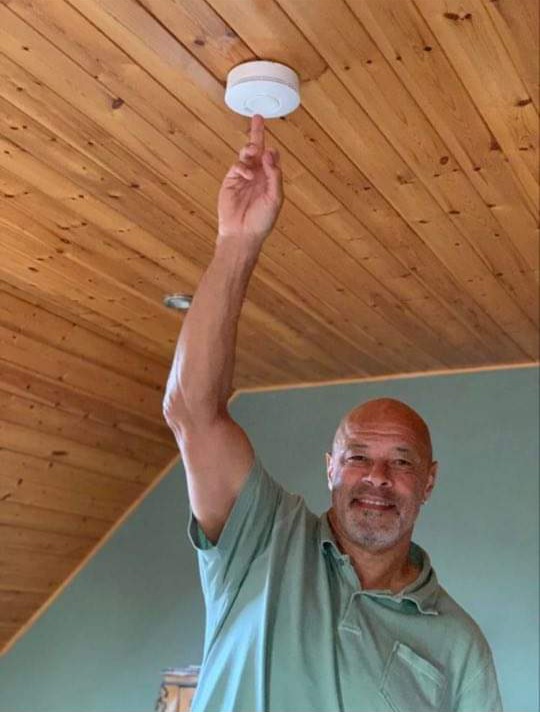 Irish soccer legend Paul McGrath has kindly joined us & sent a #smokealarmselfie from his home in Wexford. Get involved & share your smoke alarm selfies while you are making sure you have a working smoke alarm. #testittuesday #21FSW #STOPfire #SmokeAlarmsSaveLives @Paulmcgrath5