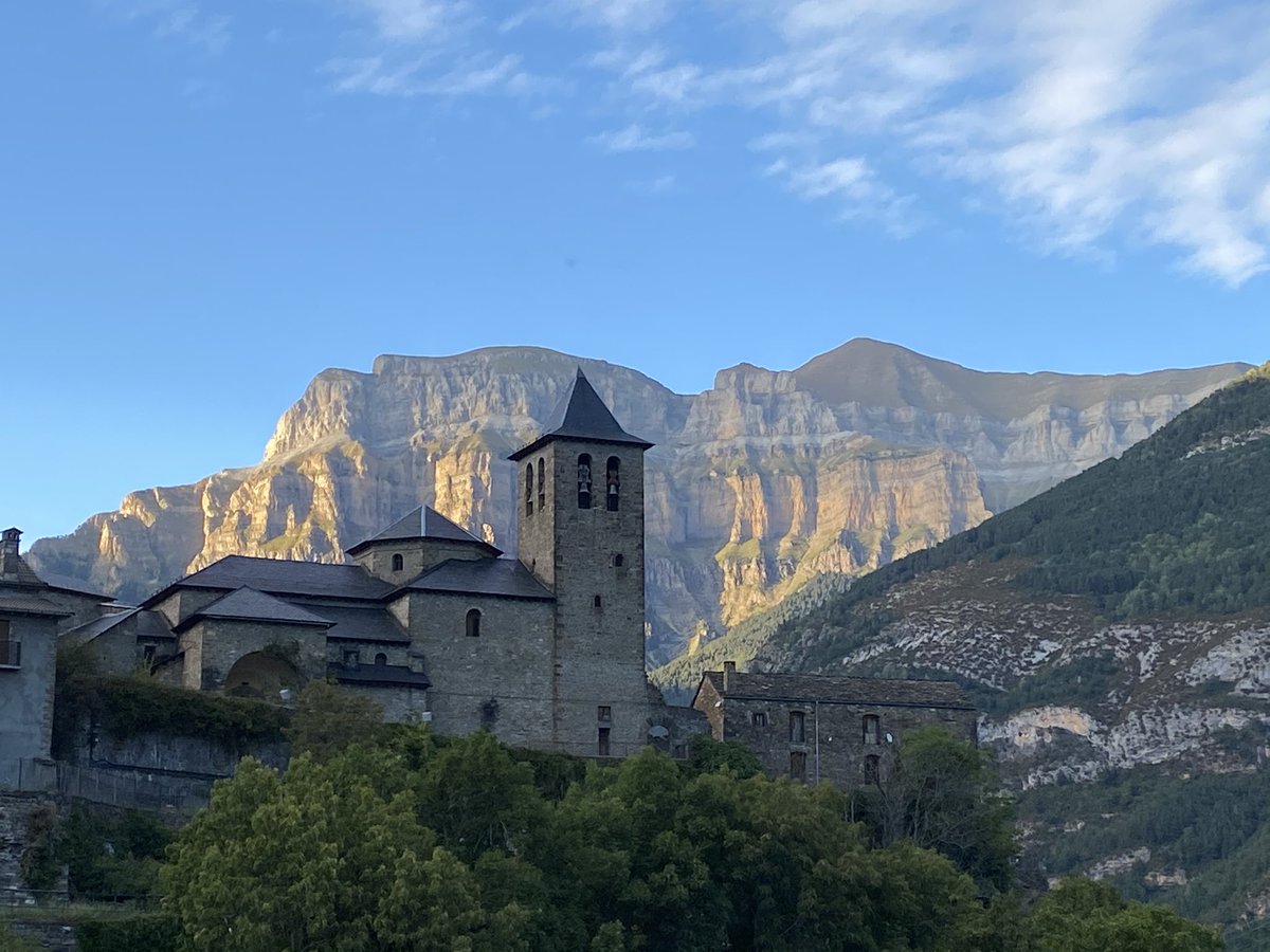 Buenas tardes desde #Torla_Ordesa hay volver a los orígenes de las redes sociales…a nuestras cuentas de  #Twitter después que ayer #CayoWhatsApp #cayofacebook