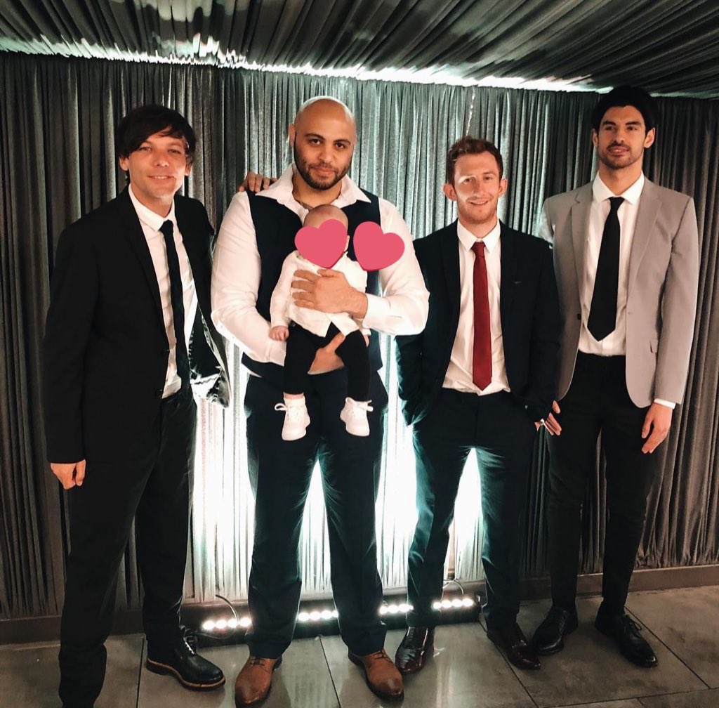 TeamLouisNews's tweet photo. More of Louis at the wedding! 🥺

© jadelynguyen https://t.co/nwR6Gjj5Yd