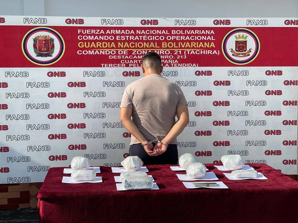DesurTParaiso's tweet photo. #5Oct 📌 Efectivos de la #GNBTachira detienen 1 ccdno. con 8,080 kgs. de presunta cocaína y 1,195 kgs. De presunta marihuana. A/O del M.P. #CZGNB43 #CZGNB43DTiuna #CEOFANBPorLaPatria
#DefensaSoberana
 GarantesDeSoberaníaYPaz https://t.co/41pZikURzX