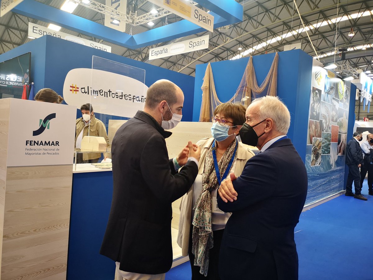 AEMPM_'s tweet photo. Con la Sec. General de Pesca Alicia Villauriz y el D.G. Ordenación Pesquera Juan Antonio Gandarias en el stand del @mapagob en @ConxemarOficial hablando del sector mayorista de #pescado #Conxemar2021 #fenamar https://t.co/o7XQgtkXsm