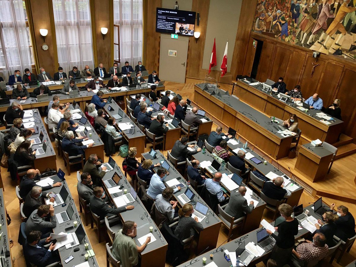 VSConVer's tweet photo. Der Walliser Verfassungsrat ist zurück im Grossratssaal in Sion für die erste Lesung des Verfassungsvorentwurfs. @VSConVer https://t.co/HEOVAoOyvc