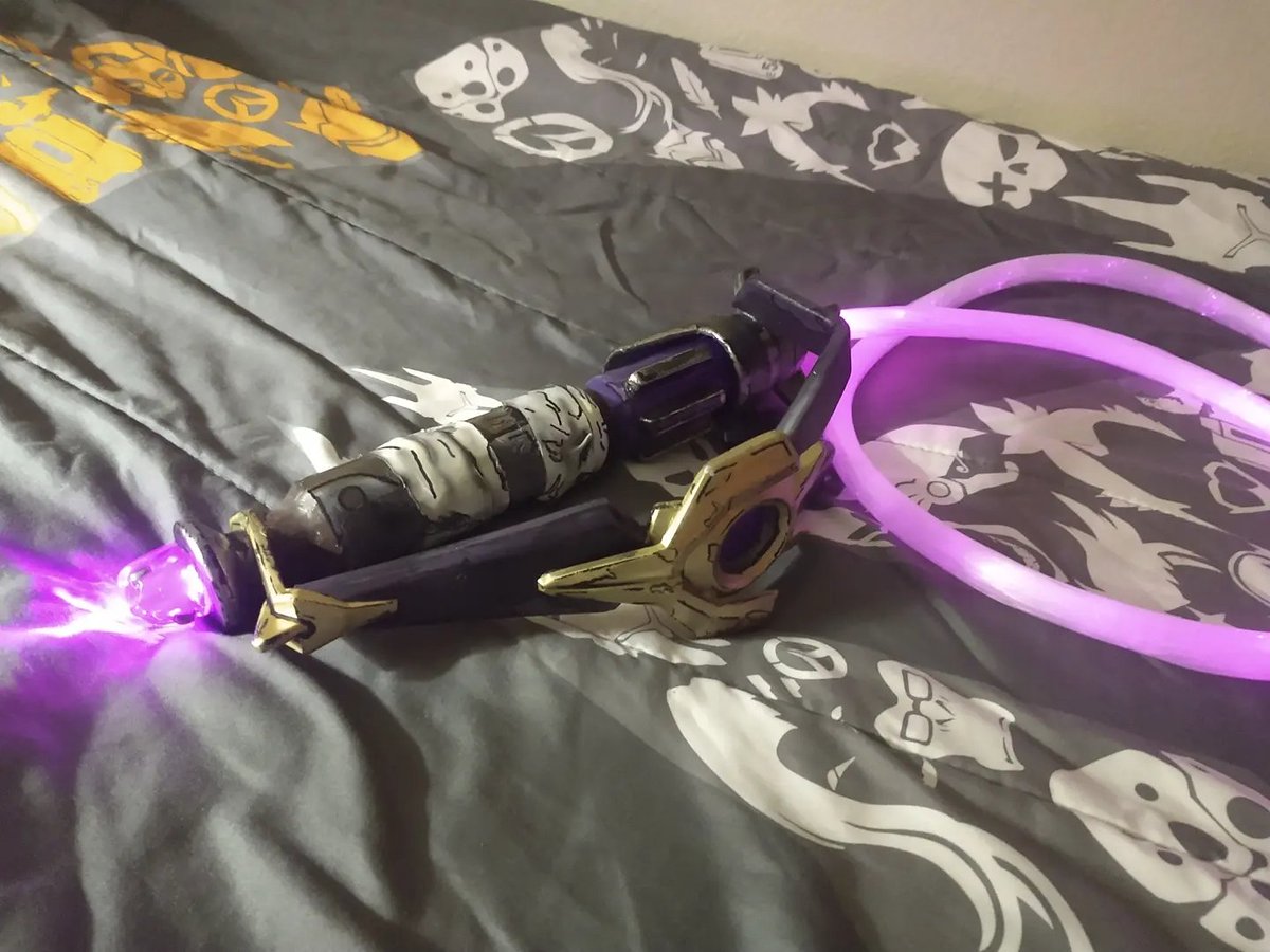 FrostbiteCospl1's tweet photo. A little over a year ago @RSquaredCosplay asked us to build a fiber optic whip for a secret Typhon DeLeon build they were doing for @MichaelCosner.  Now that their absolutely incredible build has been revealed here are a few shots we took of the whip before delivery. https://t.co/Qq93CnLtIZ