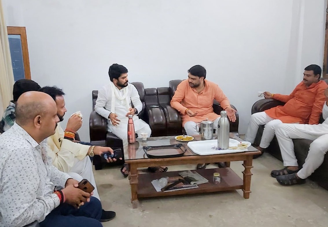 ashvaniofficial's tweet photo. आज मेरे बलिया ���गर आवास पर भारतीय जनता पार्टी उत्तर प्रदेश के प्रदेश प्रवक्ता एवं मीडिया पैनलिस्ट बड़े भाई श्री आनन्द द��बे जी का आना हुआ, मेरे द्वारा स्मृति चिन्ह भेंट कर स्वागत एवं अभिनंदन किया गया एवं उनका मार्गदर्शन प्राप्त किया !!  @AnandDubeyBJPUP
#BJYMBallia #भाजयुमो_बलिया https://t.co/ANpRIe5aGM