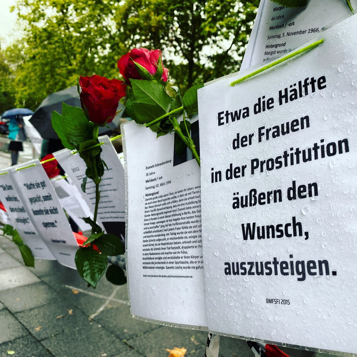 Solwodi_OB's tweet photo. #throwback zu einer großartigen BÜNDNISTAGUNG in Bonn im vergangenen Jahr! 
Es sind die Umstände, die den Internationalen Tag gegen Prostitution nötig machen und denen wir entgegen treten wollen! #rotlichtaus 
#solwodioberhausen #solwodi #bündnisnordischesmodell https://t.co/H8mVvbGs2t
