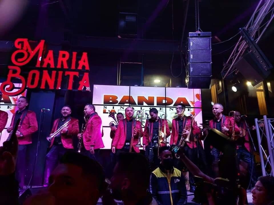 bandamboficial's tweet photo. Gracias a Dios. A todos nuestros seguidores por ese apoyo incondicional fue  una  noche con mucha alegría  lleno total !!! Agracimientos especiales a Maria Bonita en modelia @mariabonitacorp  por la invitación y permitirnos armar este desmadre.Una Banda 🇨🇴 con aroma Sinaloense🇲🇽 https://t.co/ni2sUNvHPr