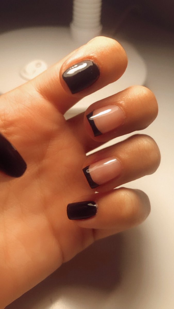 _angelavd_'s tweet photo. nada que hablar de las uñas tan bonitas que me he hecho 🤭 https://t.co/cKGsO3pnmR