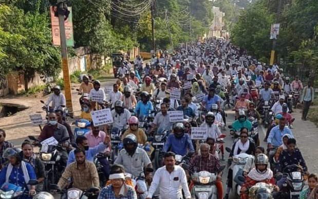 DrDCSHARMAUPPSS's tweet photo. #कर्मचारी_शिक्षक_अधिकारी_पेंसनर्स_अधिकार_मंच_उप्र 
के आह्वान पर प्रदेश के 
शिक्षक ,शिक्षामित्र व कर्मचारी साथियों द्वारा अपनी मांगों के समर्थन में सभी 75 जनपदों में 
#मोटरसाइकिल_रैली 
की शानदार सफलता हेतु बधाई।
#हम_होंगे_क़ामयाब_एकदिन https://t.co/H4X2wL9BrH
