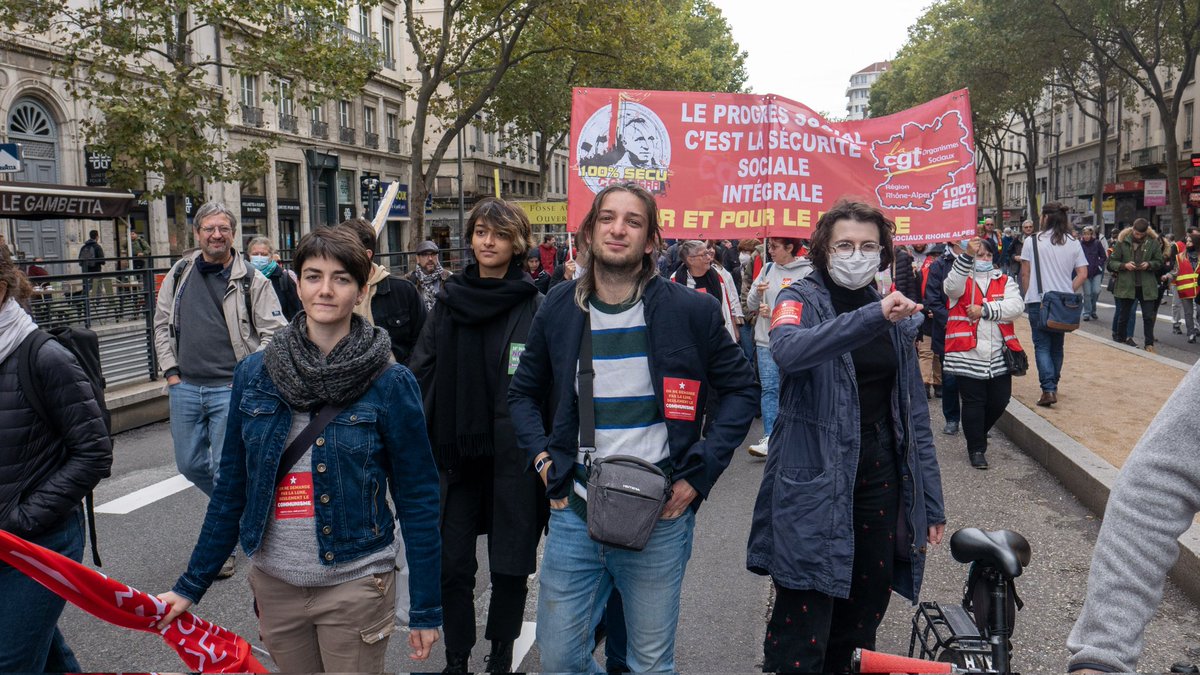 uec_lyon's tweet photo. Manifestation aujourd'hui contre la réforme de l'assurance chômage et le recul de nos droits !

6000 personnes et de belles discussions avec des jeunes qui s'engagent avec nous dans la campagne @red_jeunes ✊ https://t.co/O04176O1hd