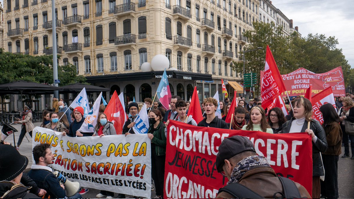 uec_lyon's tweet photo. Manifestation aujourd'hui contre la réforme de l'assurance chômage et le recul de nos droits !

6000 personnes et de belles discussions avec des jeunes qui s'engagent avec nous dans la campagne @red_jeunes ✊ https://t.co/O04176O1hd