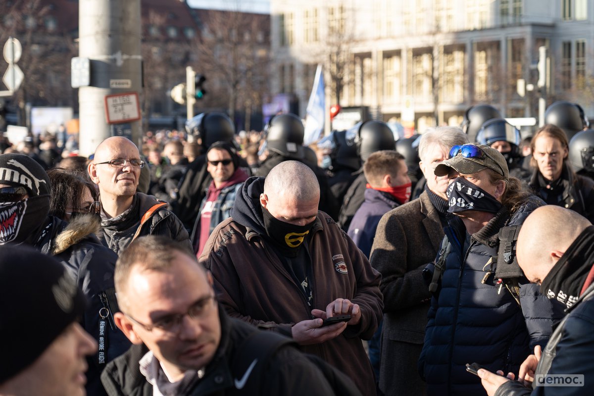 Wer in Sachsen für Normalisierung der #Coronaleugner #Neonazis #noAfD verantwortlich ist? Lest einfach diese 'Analyse' des LfV Sachsen. Damit bettelt ein Geheimdienst um seine Auflösung. via @johannesgrunert Photo:@democ_de  #ExtremeSicherheit #UnterSachsen