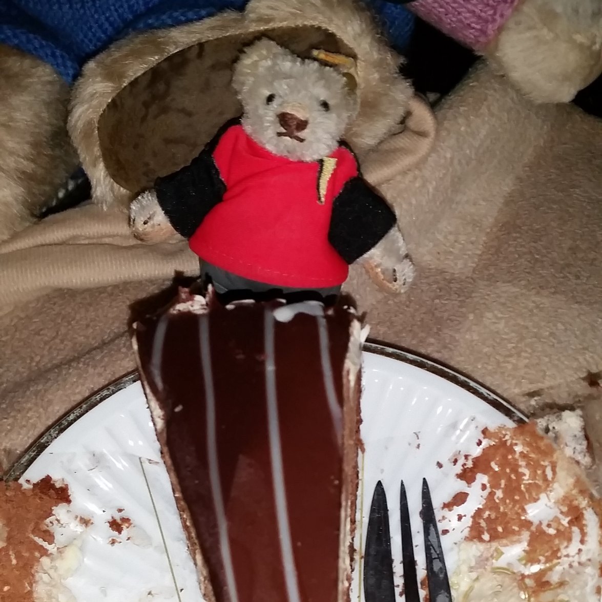 brandiwein1982's tweet photo. #BondCake🧁
So that's what happens when you combine two things you like very much ... #Cake &amp; #JamesBond!
@ICE_Bubblefish had the great idea and it all started with #TheCakeIsNotEnough. https://t.co/bj3AC3LphB