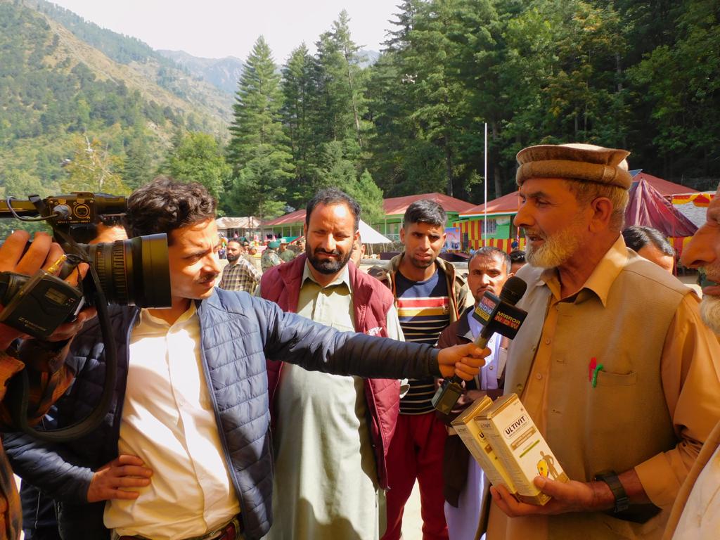 MustafaBhatt's tweet photo. Kya kahein ab is Mehfil ke baare mein
Khushi ka mahaul hai, aur zindgi gulzar hai...
#keran #keranmela #kashmir #culturalfest #GoodVibes #medicalcamp https://t.co/0Uwk3uSc3E