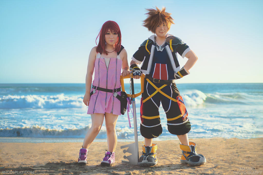 SORA IN SMASH, time to share my favorite #KingdomHearts cosplay photos 💖🗝

Sora: <a href="/behindjinfinity/">Jin (behindinfinity)</a> 
Kairi: <a href="/sorairo_days/">🌸 Sarah 🌸</a> 
📸: <a href="/juliawawawa/">Julia</a> and Rachael Masako