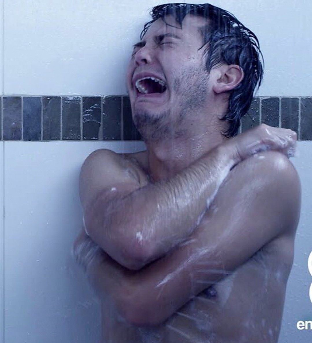 Un Hombre Llorando Está Sentado En El Suelo Cerca De La Pared Cubriendo La  Cara Con Las Manos Ilustración del Vector - Ilustración de trastorno,  pista: 229337981, image size:1080x1189