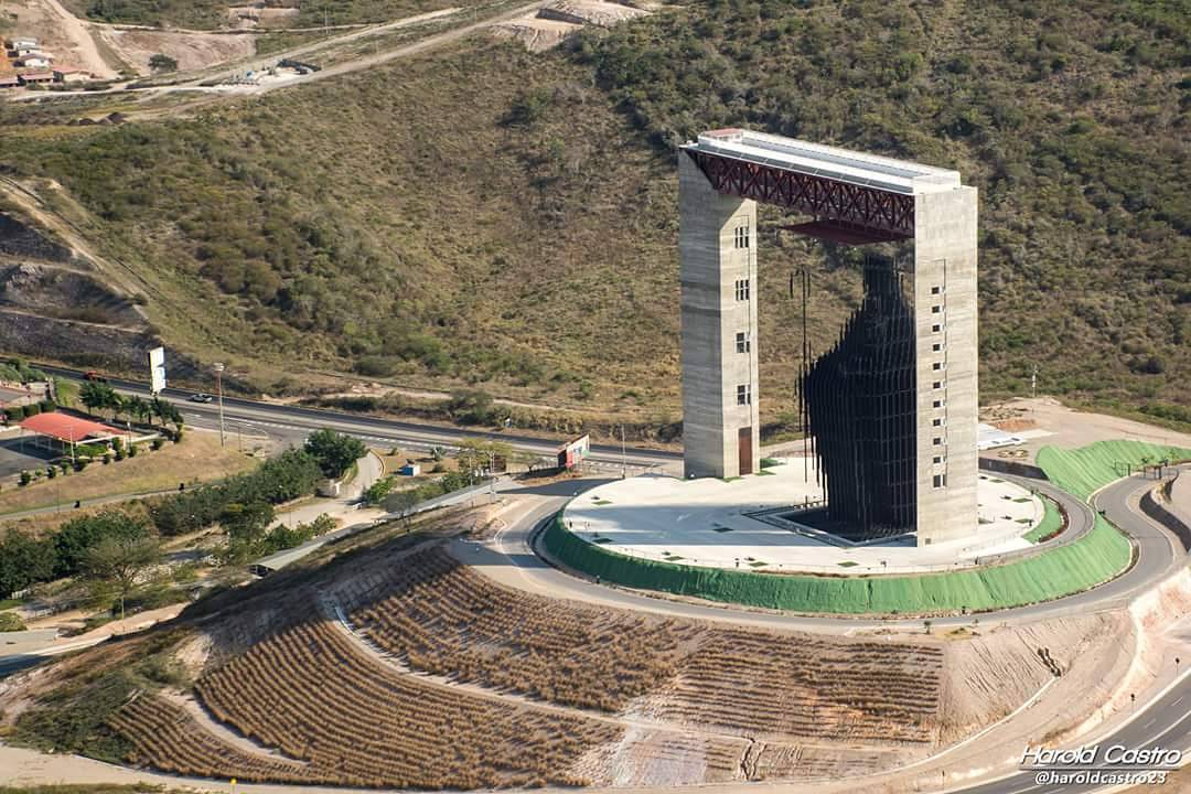 Laraenredes's tweet photo. El monumento #MantoDeMaria es una estructura monumental mariana inaugurada el 13 de enero del 2.016 en la ciudad de #Barquisimeto
Foto: @haroldcastro23
#LaraEnRedes #OrgullosDeSerGuaros #Lara #Venezuela #Barquisimeto #Carora #Cabudare #Quibor #ElTocuyo #Sanare #Siquisique https://t.co/PqQMfsXavu