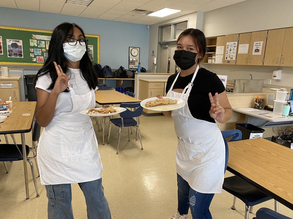 8th grade is back cooking in the FACS classroom. ⁦<a href="/SevenBridgesMS/">Seven Bridges Middle School</a>⁩
