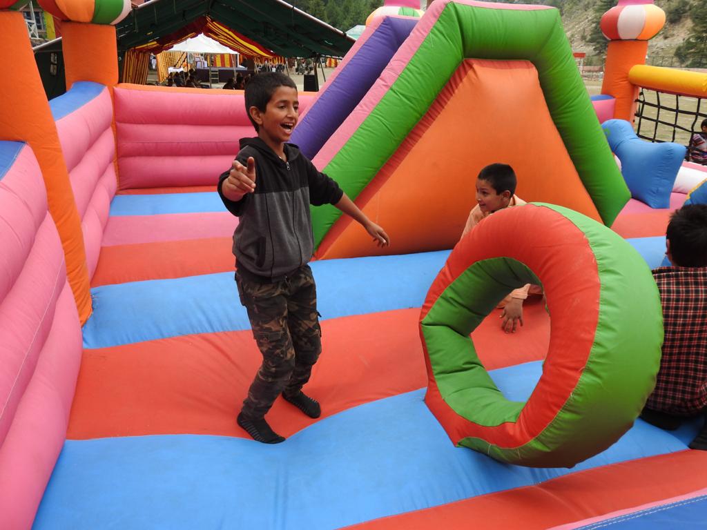 MustafaBhatt's tweet photo. Khushi ke pal, sang mere chal...
#keran #keranmela #kashmir #culturalfest #GoodVibes #kidshavefun https://t.co/MQ3zzZadkq