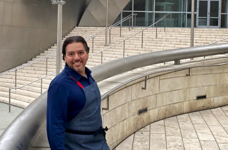 Walt Disney Concert Hall's new restaurant puts native #LosAngeles <a href="/Chef_RayGarcia/">Ray Garcia</a> ’00 on center stage. Read more here: ow.ly/3oFU50GkBJf.
#HispanicHeritageMonth #LatinxHeritageMonth #BruinProud