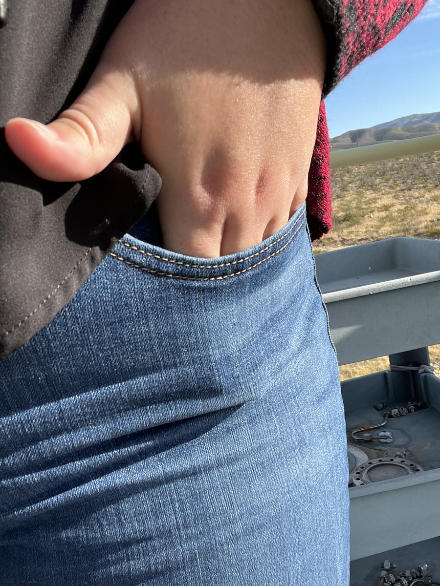 mika2013's tweet photo. So my @LEVIS jeans are comfy, and seem pretty sturdy. But they lost 100 cool points when I went to put my hand in my pocket and the length of my fingers barely fit 😡women have been very clear about the one thing they want in jeans for years, and are still ignored. #GiveMePockets https://t.co/BeX7yQslqQ