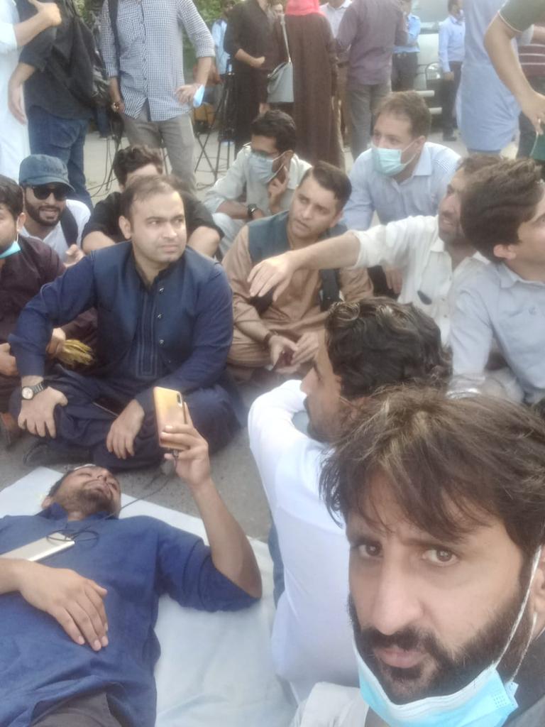 GulRana786's tweet photo. Go imran go
Go PMC go
@DunyaNews @pmc_org @ImranKhanPTI #ShameOnPMC #WeRejectNLE #DoctorsLongMarch #DoctorProtestInISB https://t.co/CItkcUUlel