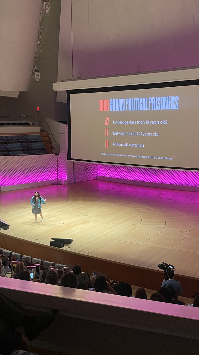 ProBoxVE's tweet image. #OFF21 | Arrancamos el segundo día con la ponencia de @TaniaBruguera, reconocida artista cubana, que contó cómo tras las protestas en #Cuba 🇨🇺 aumentó la persecución política a artistas y activistas 🪧

#TruthIgnited @OsloFF 🗣