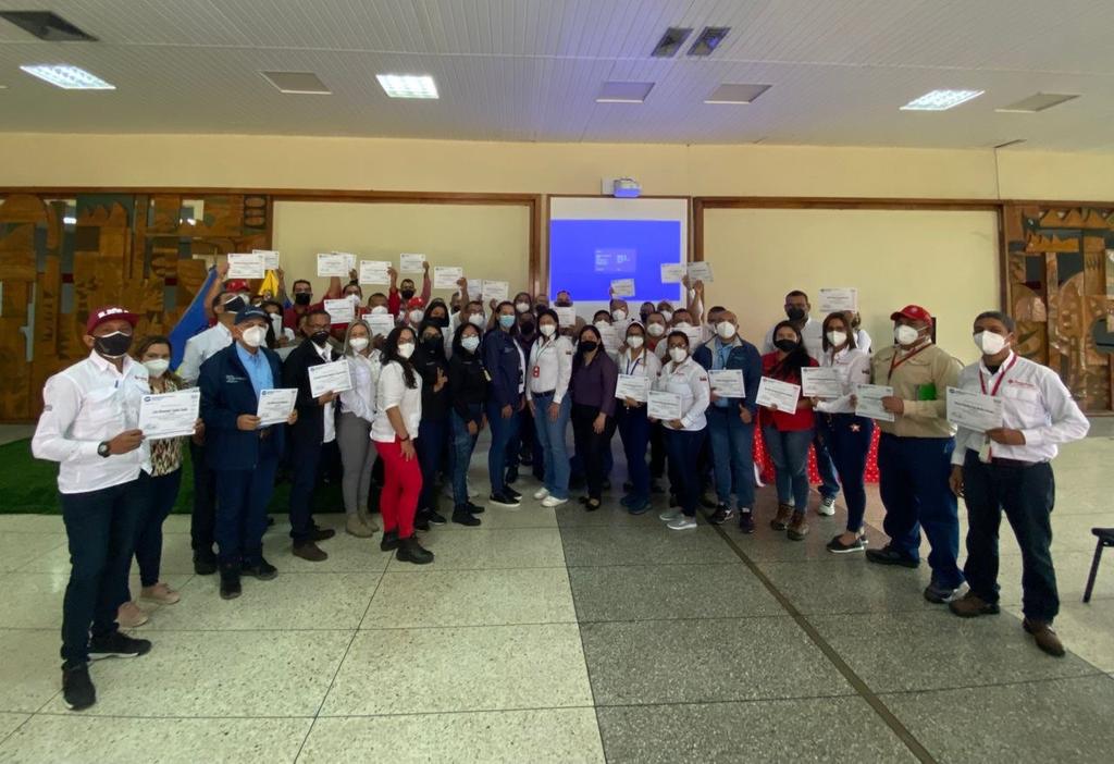 pequivenjose's tweet image. Hoy se certificó #exitosamente a los participantes del curso #GestiónProductiva que hace vida en el #CPJAA demostrando una vez más que ¡TRABAJO EN EQUIPO ES VICTORIA SEGURA! #SeguimosVenciendo 

#DefensaSoberana
@TellecheaRuiz