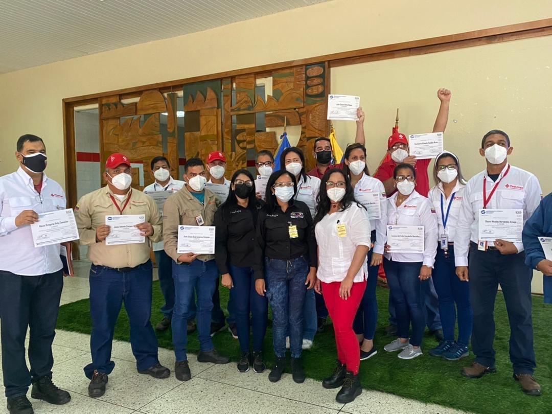 pequivenjose's tweet image. Hoy se certificó #exitosamente a los participantes del curso #GestiónProductiva que hace vida en el #CPJAA demostrando una vez más que ¡TRABAJO EN EQUIPO ES VICTORIA SEGURA! #SeguimosVenciendo 

#DefensaSoberana
@TellecheaRuiz