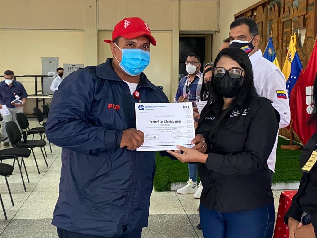 pequivenjose's tweet image. Hoy se certificó #exitosamente a los participantes del curso #GestiónProductiva que hace vida en el #CPJAA demostrando una vez más que ¡TRABAJO EN EQUIPO ES VICTORIA SEGURA! #SeguimosVenciendo 

#DefensaSoberana
@TellecheaRuiz