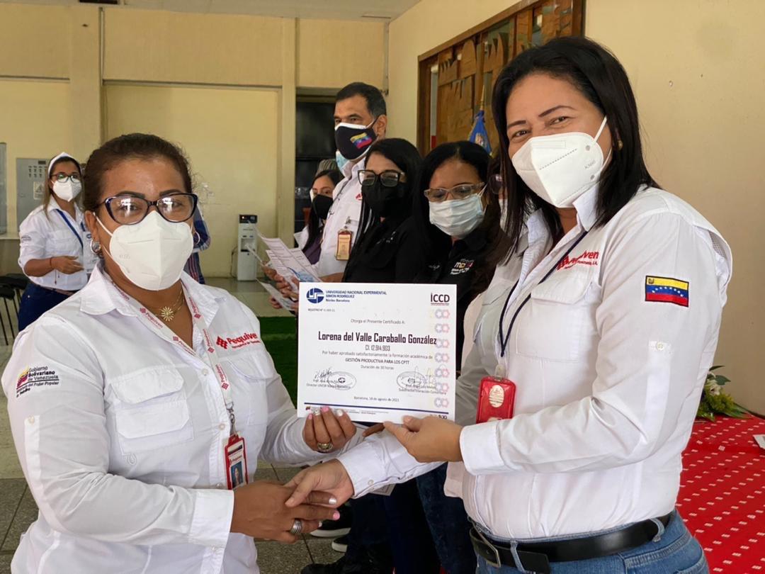 pequivenjose's tweet image. Hoy se certificó #exitosamente a los participantes del curso #GestiónProductiva que hace vida en el #CPJAA demostrando una vez más que ¡TRABAJO EN EQUIPO ES VICTORIA SEGURA! #SeguimosVenciendo 

#DefensaSoberana
@TellecheaRuiz