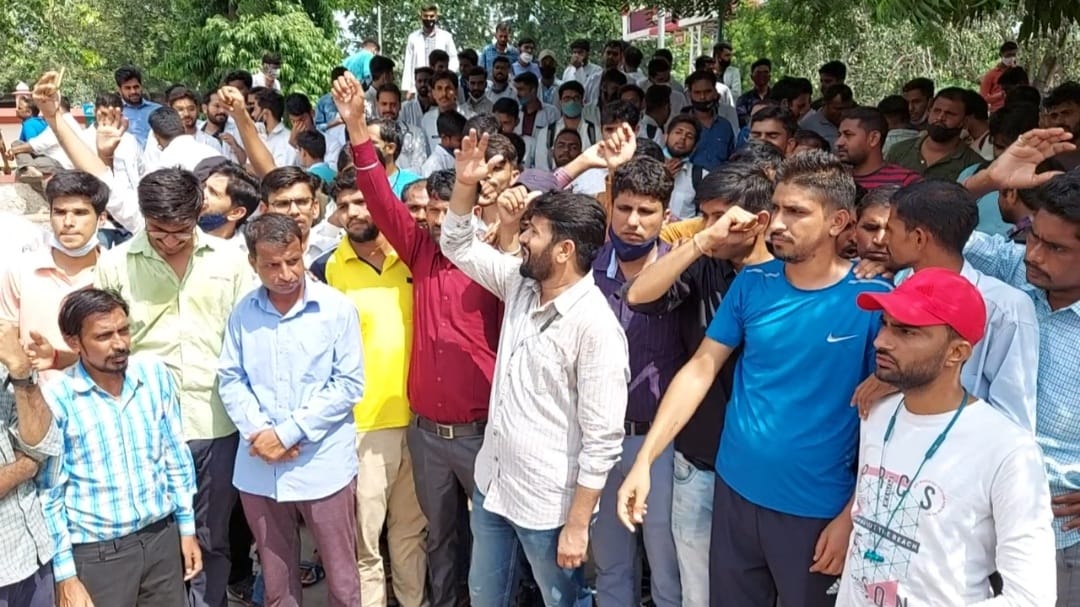 TheUpenYadav's tweet photo. धरनास्थल पर मंत्री @PSKhachariyawas जी से
फिर हमारे प्रतिनिधिमंडल की@RaghusharmaINC जी और @RajendraSYadav_जी मंत्रियों से वार्ता हुई
और कल हमसे तथ्यात्मक अन्य और सबूत मांगे हैं l
आज की वार्ता से हम संतुष्ट नही है और जब तक बेरोजगारो को न्याय नहीं मिल जाए हमारा संघर्ष जारी रहेगा l https://t.co/Vcw1N37NEh