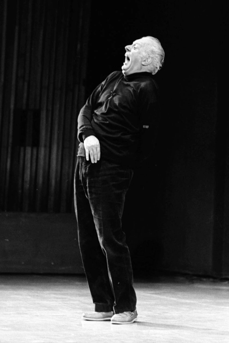 84enigma_'s tweet photo. TEATRO 🎭

El 8 de mayo de 1984 se estrenó "Misterio bufo", interpretada por el actor italiano Darío Fo, con una sala desbordada de público e invitados especiales que lo aplaudieron de pie #Roma5 #50huellasET https://t.co/VwNVYhbUwv