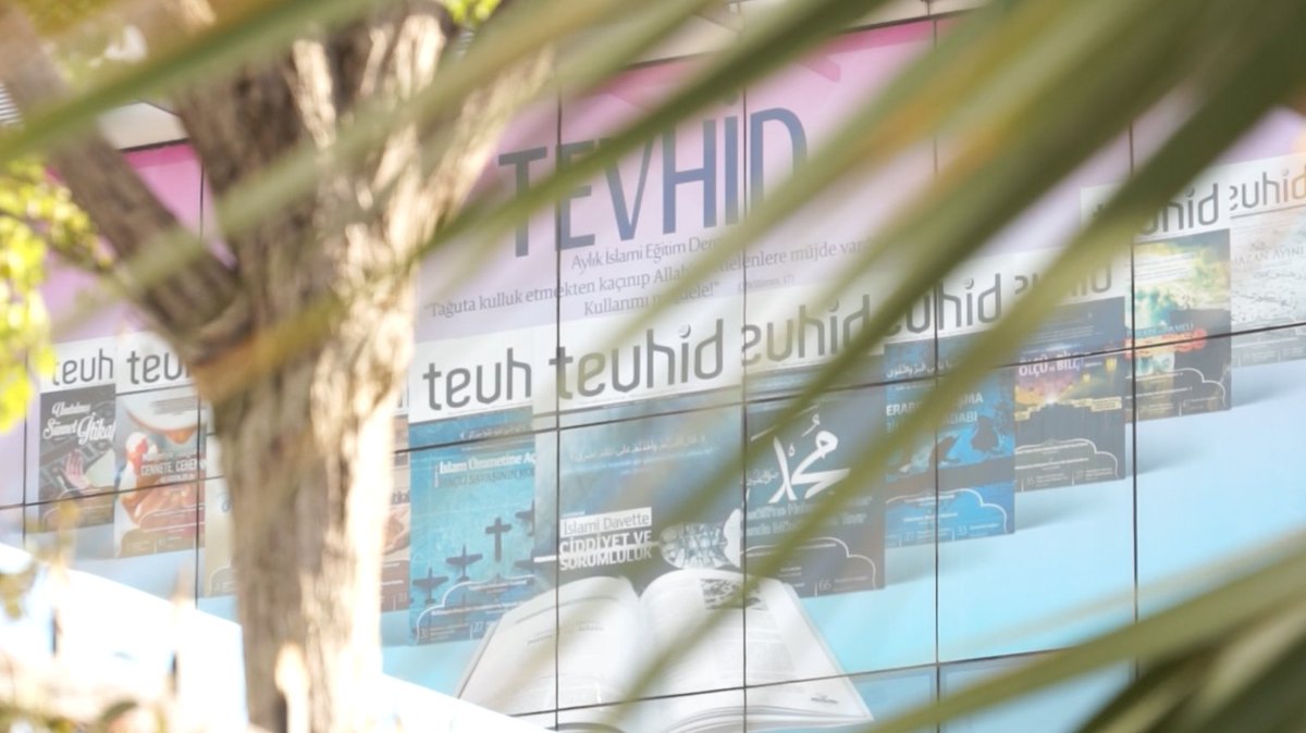 _tevhiddersleri's tweet photo. Ve umut... Bütün bu çirkefin ve kirin arasında pak bir ışık. Selim fıtratların kendiyle hayat bulduğu tevhidi mücadele. Zifiri karanlıkta şaşkın ve yolunu kaybetmiş insanlara umut ve sevinç kaynağı olan kandil misali. https://t.co/gpL7EUdPvx