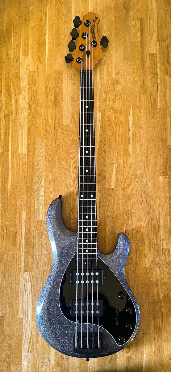 guitars_df's tweet photo. Une jolie @ernieball Music Man pour réglage. https://t.co/x5UMFU6tEC