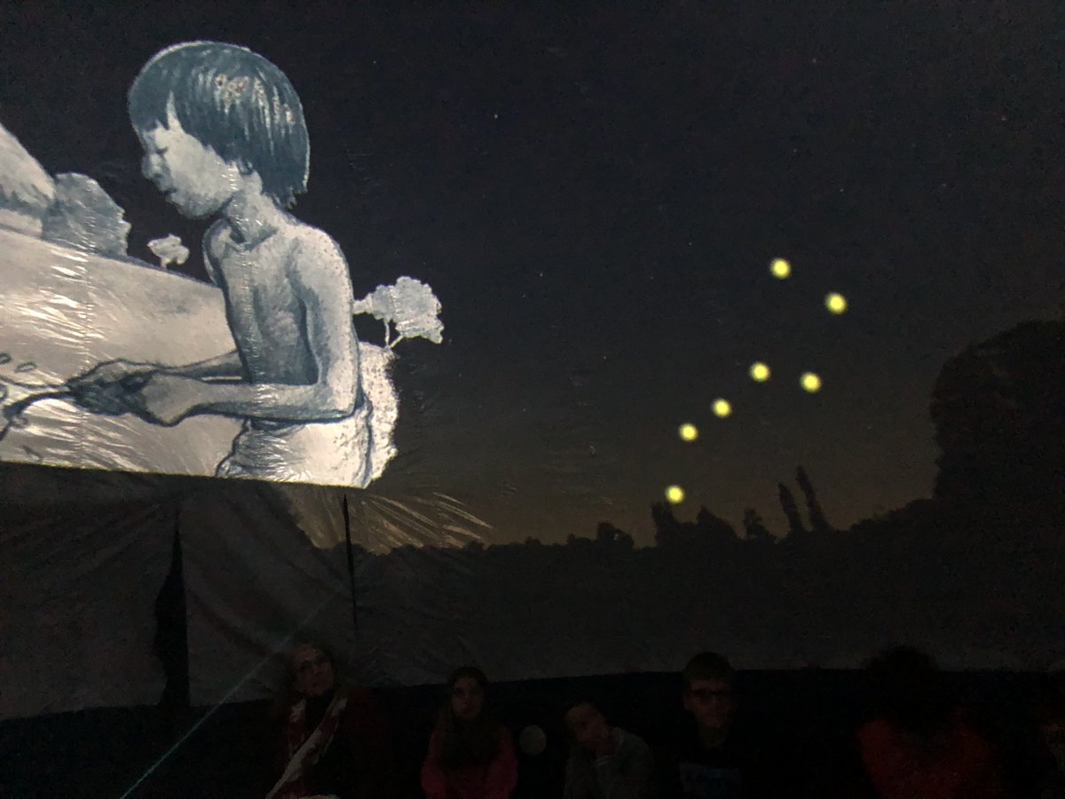 Dans le cadre de la fête de la science, la circonscription de Commercy accueille le planétarium numérique de l'académie de Nancy-Metz à l'école de Vigneulles. La tête dans les étoiles de la maternelle au CM2 ! 
 #FDS2021 <a href="/dane_nancy_metz/">DRANE Nancy-Metz</a> @DAREICNancyMetz  <a href="/DSDEN55/">DSDEN55</a> <a href="/astropierre/">Astropierre</a>