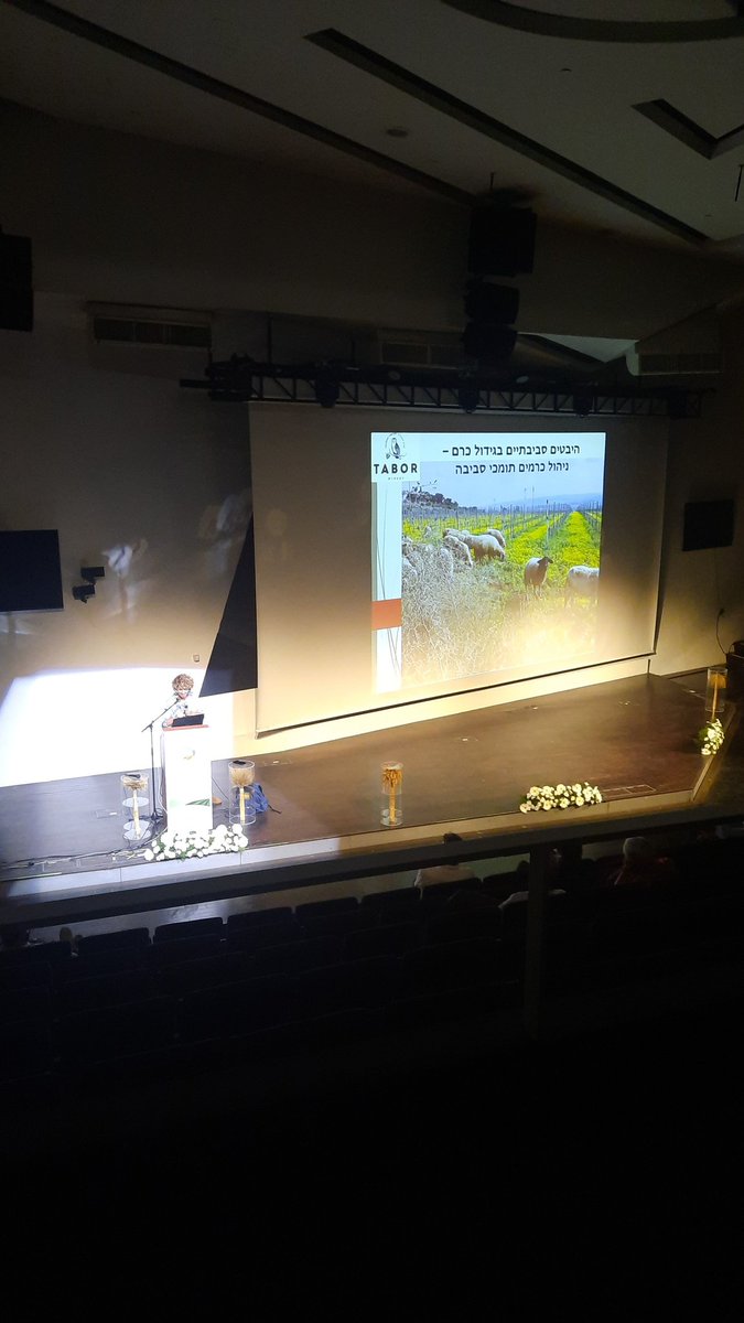 מיכל אקרמן מנכ"לית יקב תבור. מסבירה על גידול יין תומך בסביבה. (רגע לפני שנלך לטעום יינות מכל מיני יקבים)