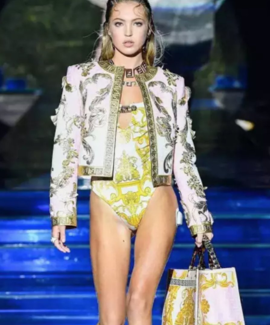Supermodel #LilaMoss wore an important accessory while walking the Fendi/Versace show (#Fendace)...her insulin pump.

The daughter of Kate Moss has type 1 diabetes, and is being applauded for bringing visibility to the condition in the fashion industry!

#Fashion | #Type1Diabetes