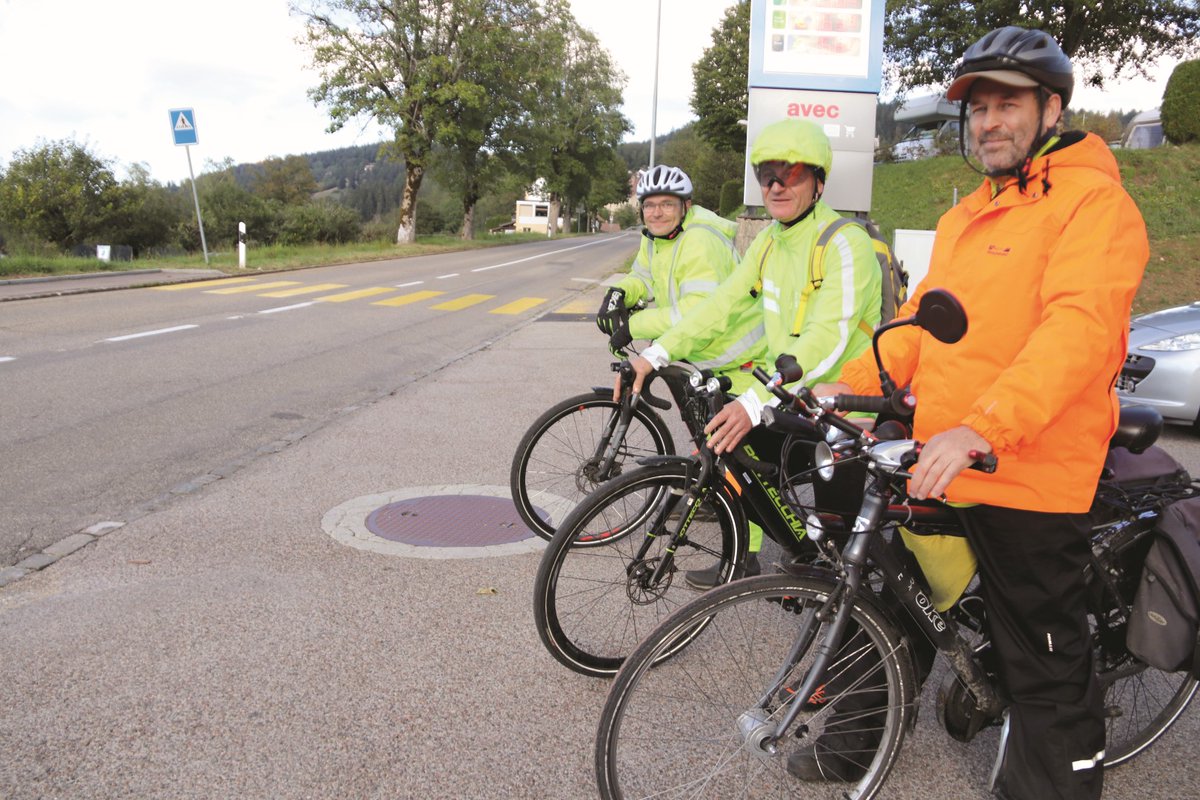 LaPresseDuDoubs's tweet photo. ℹ️ Frontaliers à vélo, qu’il neige, qu’il pleuve ou qu’il vente
Tous les jours, Denis, Raymond et Hubert rallient leur poste de travail situé à La Chaux-de-Fonds ou au Locle à vélo. L’un d’eux met 20 minutes de moins qu’une voiture. A lire dans #CAD275 https://t.co/Fyp8adHkPQ