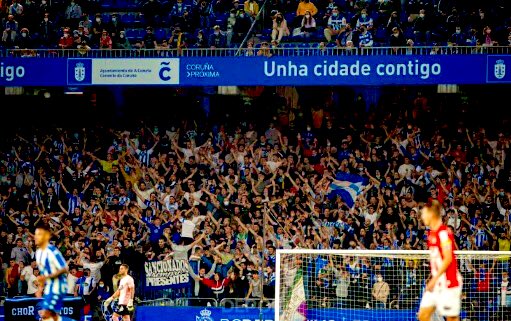 RB1987Oficial's tweet photo. Un venres calquera en Segunda B. 

O noso amor non entende de categorías. https://t.co/i2n1lVoUSw