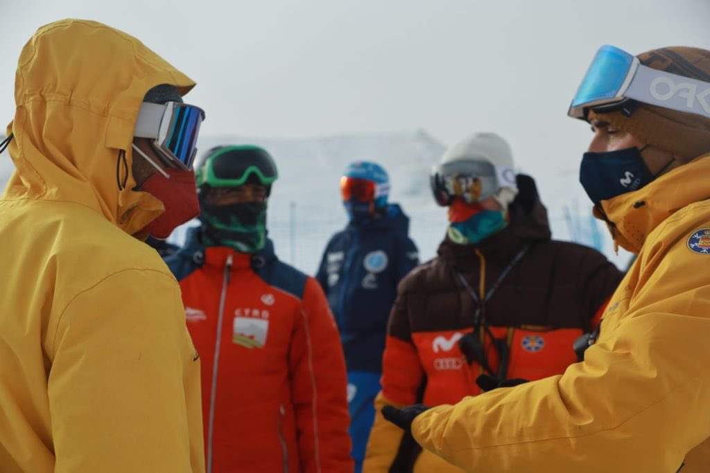 EEEsquí tweet media